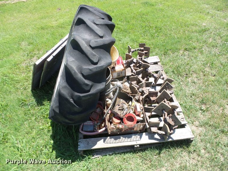 image for item DC5093 1985 Massey-Ferguson 860 combine