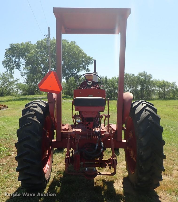 image for item DE5443 Farmall 560 tractor
