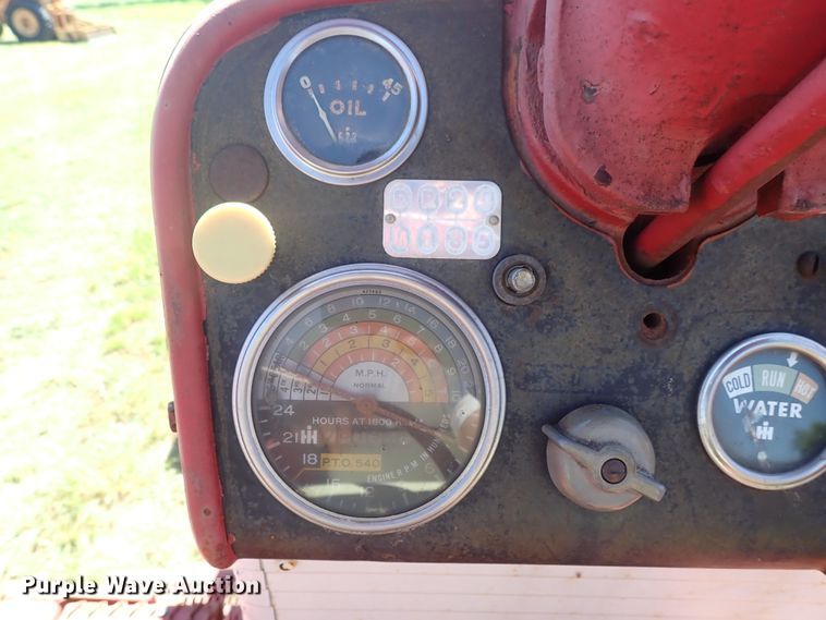 image for item DE5443 Farmall 560 tractor