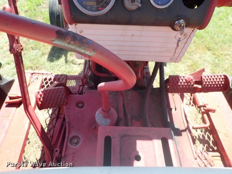 image for item DE5443 Farmall 560 tractor