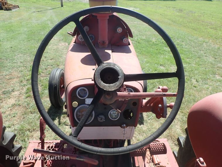 image for item DE5443 Farmall 560 tractor