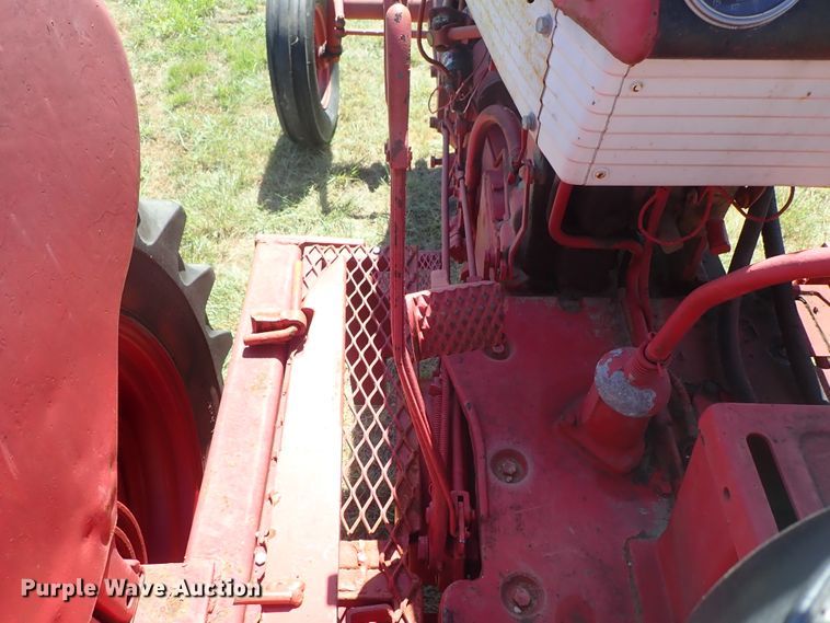 image for item DE5443 Farmall 560 tractor