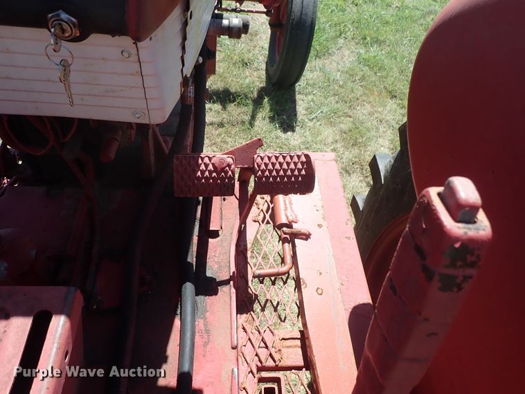 image for item DE5443 Farmall 560 tractor