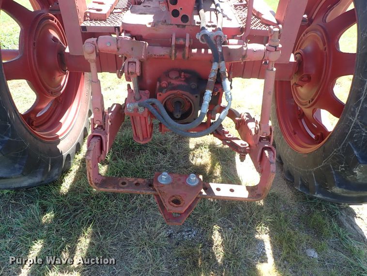 image for item DE5443 Farmall 560 tractor