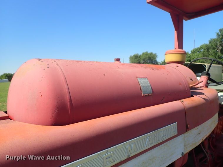 image for item DE5443 Farmall 560 tractor