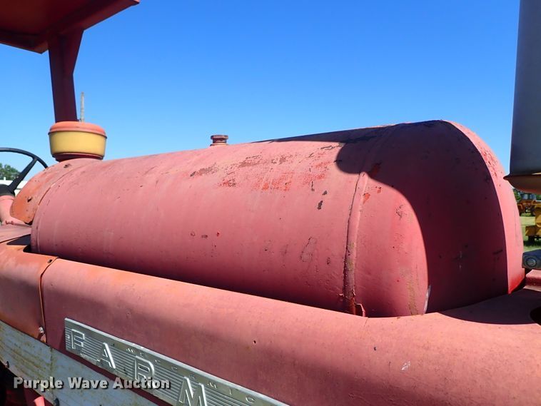 image for item DE5443 Farmall 560 tractor