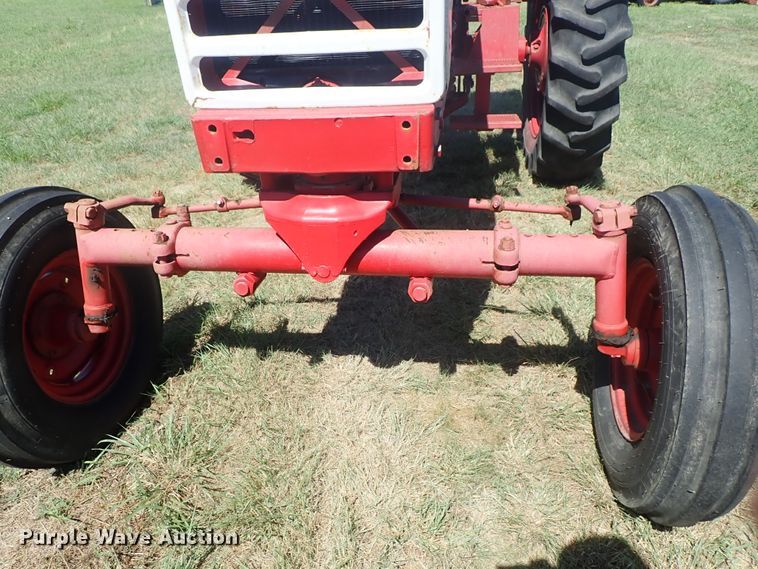 image for item DE5443 Farmall 560 tractor