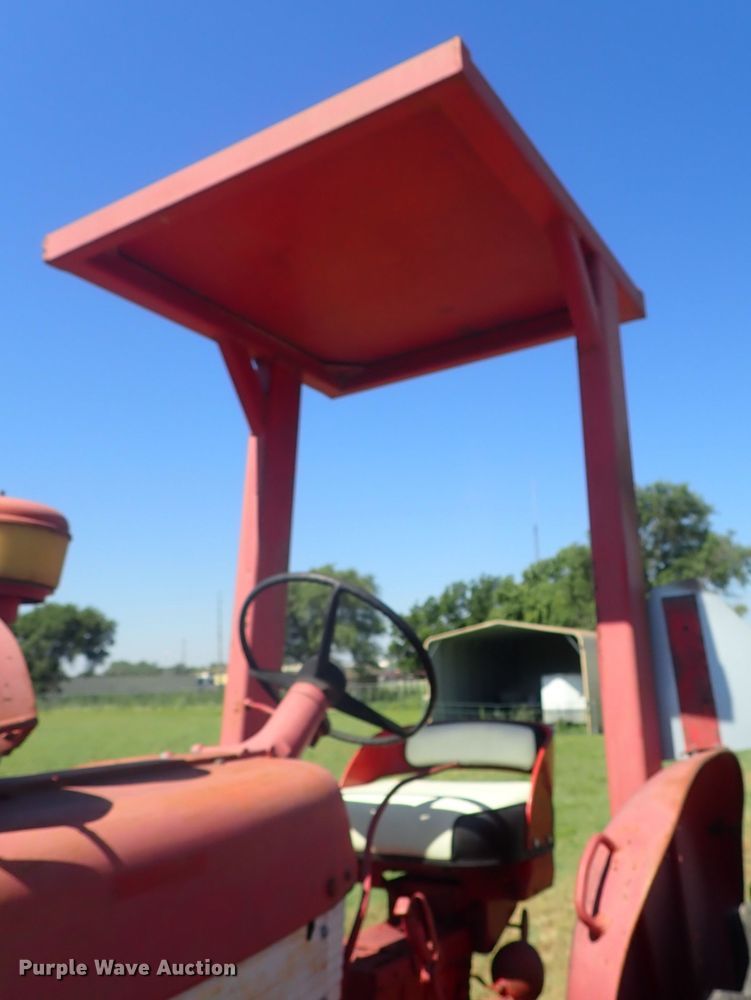 image for item DE5443 Farmall 560 tractor