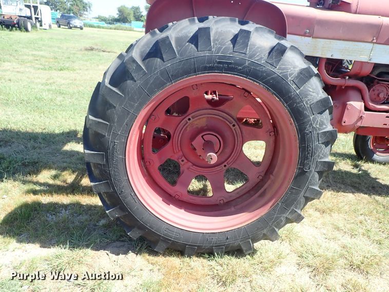 image for item DE5443 Farmall 560 tractor