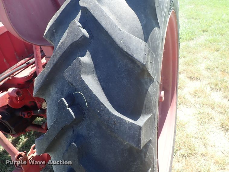 image for item DE5443 Farmall 560 tractor