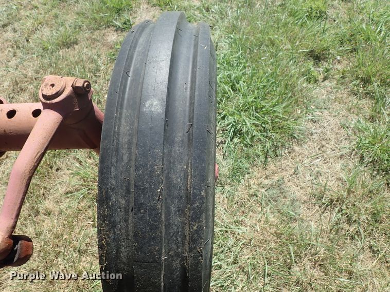 image for item DE5443 Farmall 560 tractor