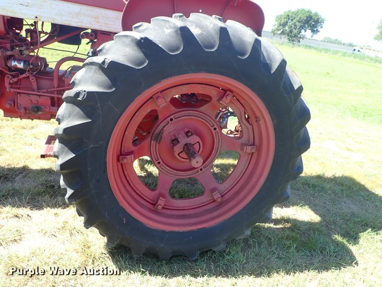 image for item DE5443 Farmall 560 tractor