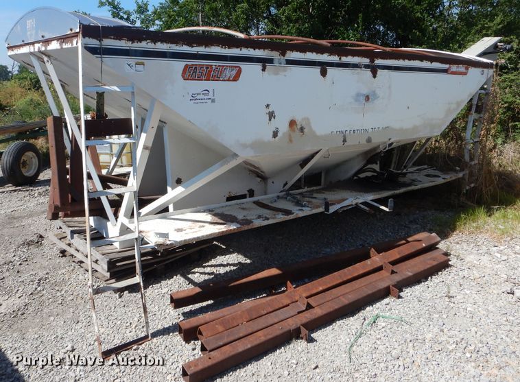 image for item DE8526 Willmar Load Runner 16 seed tender bed