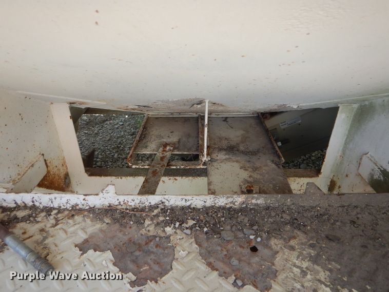 image for item DE8526 Willmar Load Runner 16 seed tender bed