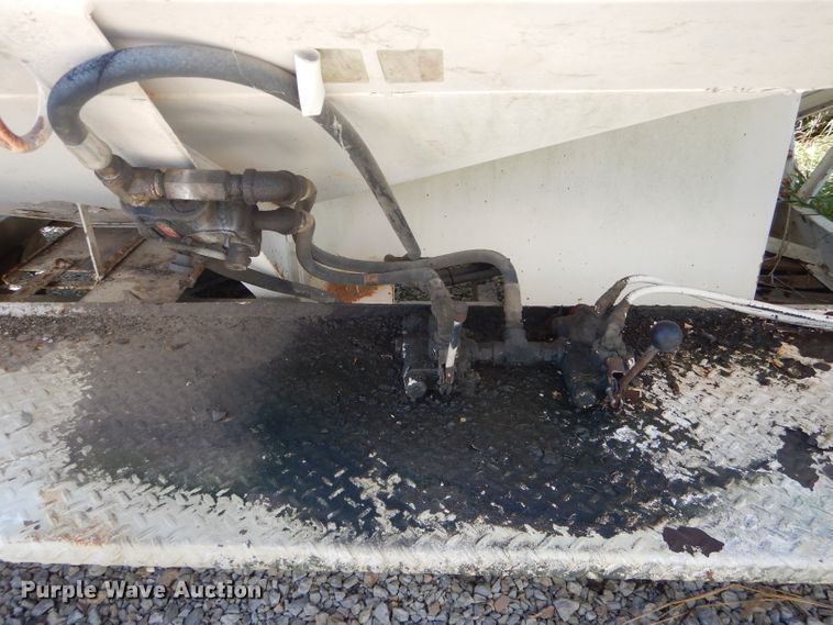 image for item DE8526 Willmar Load Runner 16 seed tender bed