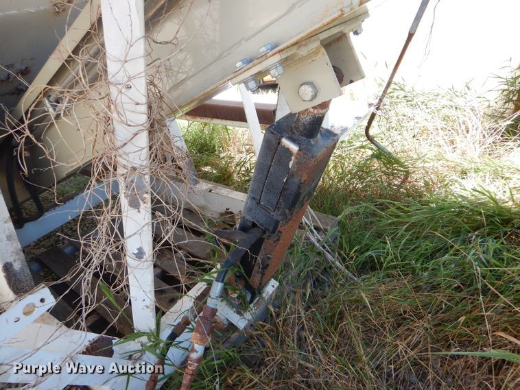 image for item DE8526 Willmar Load Runner 16 seed tender bed