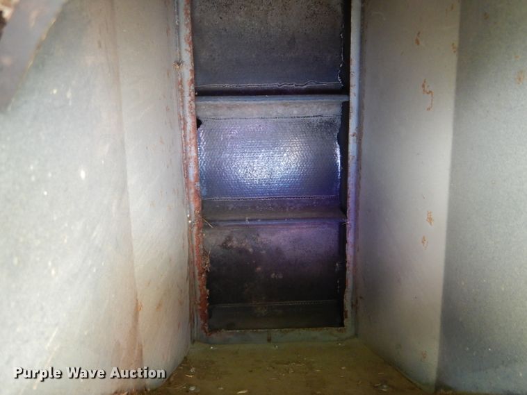 image for item DE8526 Willmar Load Runner 16 seed tender bed