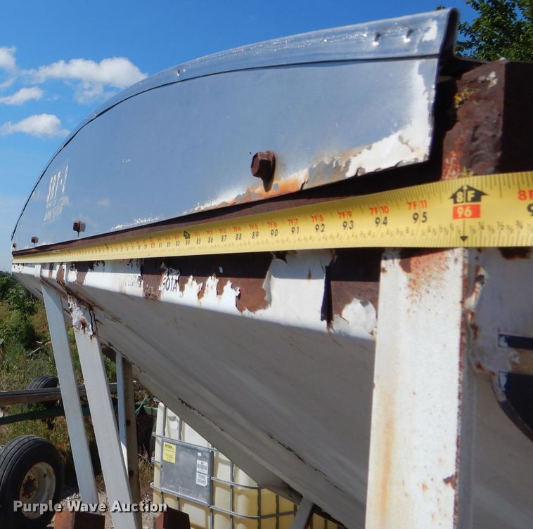 image for item DE8526 Willmar Load Runner 16 seed tender bed