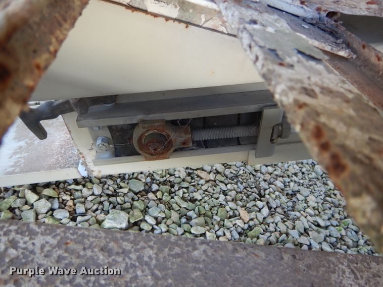 image for item DE8526 Willmar Load Runner 16 seed tender bed