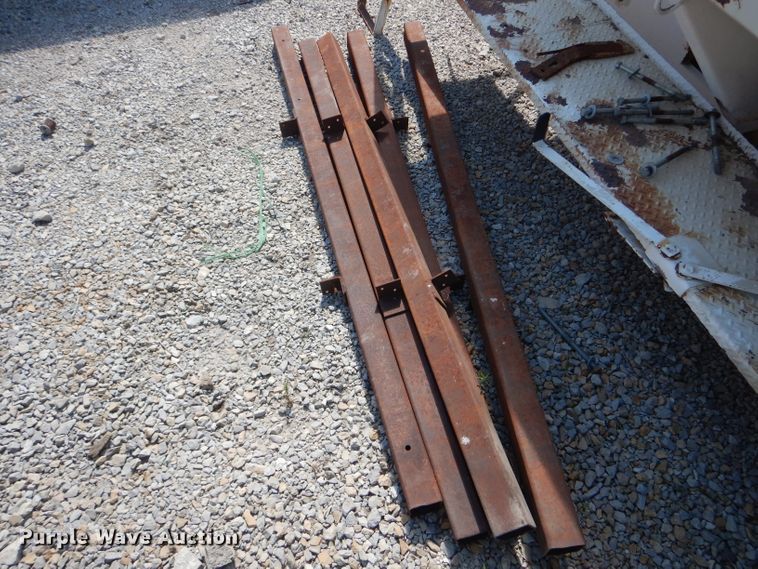 image for item DE8526 Willmar Load Runner 16 seed tender bed