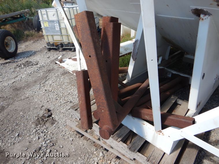 image for item DE8526 Willmar Load Runner 16 seed tender bed