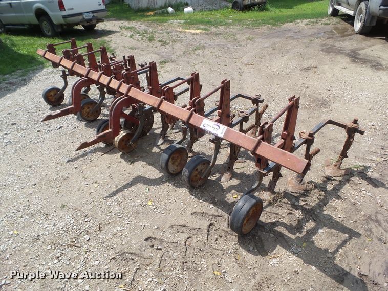 image for item DF0778 International 463 row crop cultivator