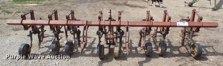 image for item DF0778 International 463 row crop cultivator