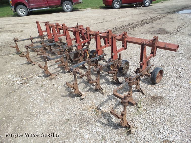 image for item DF0778 International 463 row crop cultivator