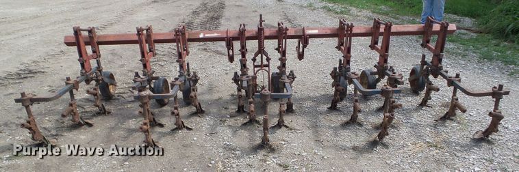 image for item DF0778 International 463 row crop cultivator