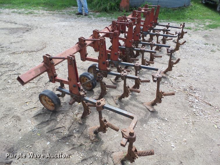 image for item DF0778 International 463 row crop cultivator