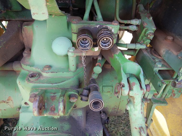 image for item DH3501 1976 John Deere 2130 tractor