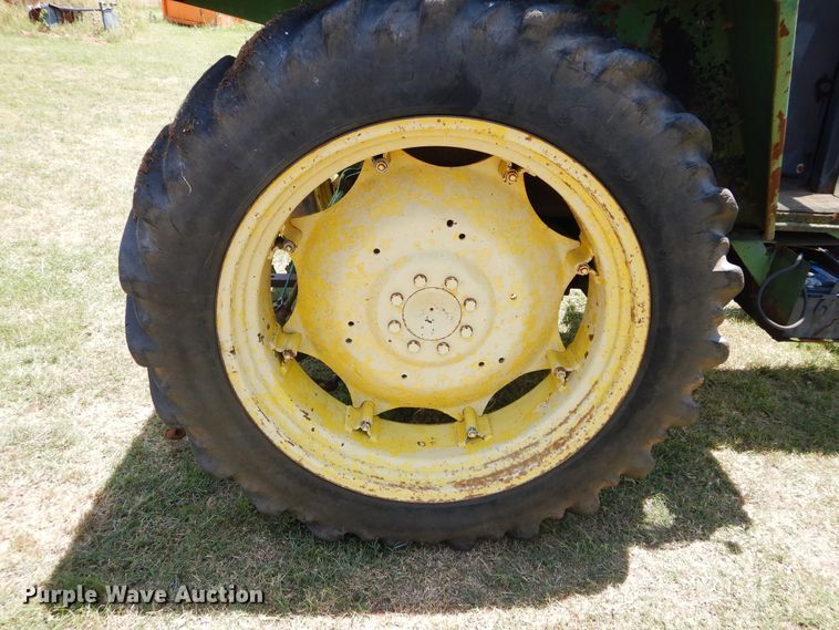 image for item DH3501 1976 John Deere 2130 tractor