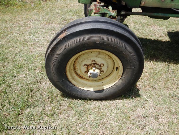 image for item DH3501 1976 John Deere 2130 tractor