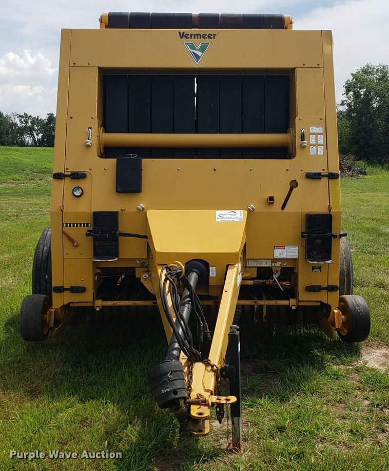image for item DH4530 2011 Vermeer 605 Super M round baler