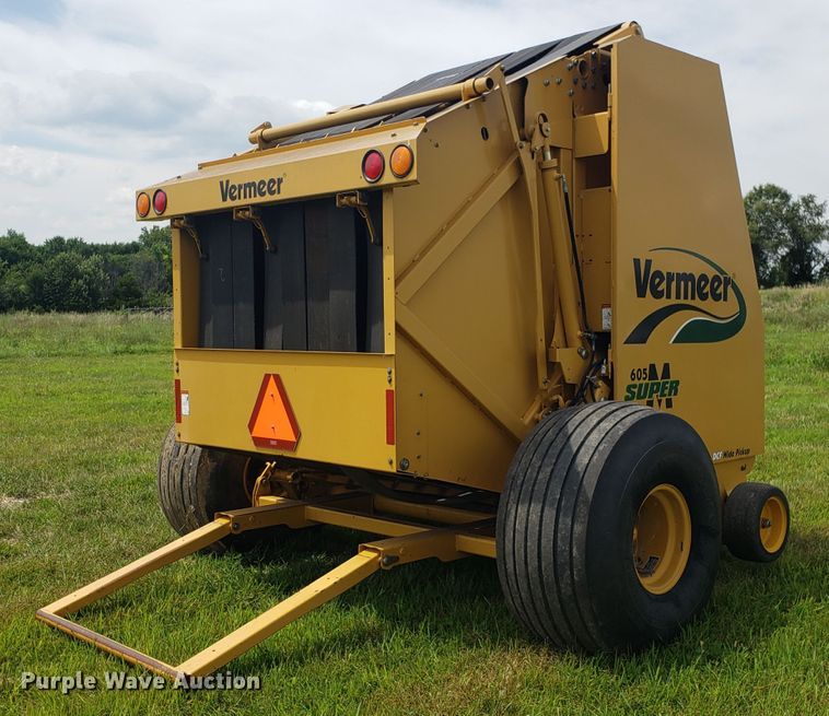 image for item DH4530 2011 Vermeer 605 Super M round baler
