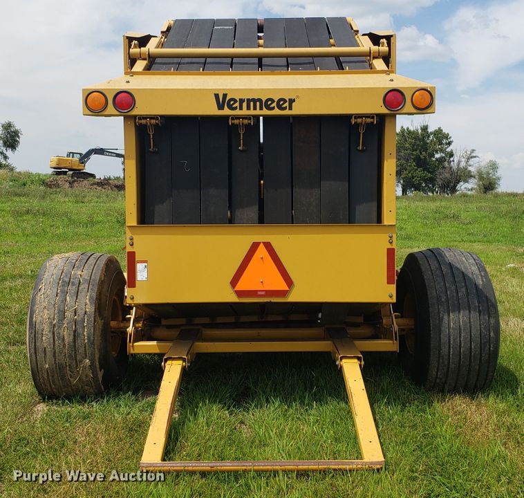 image for item DH4530 2011 Vermeer 605 Super M round baler