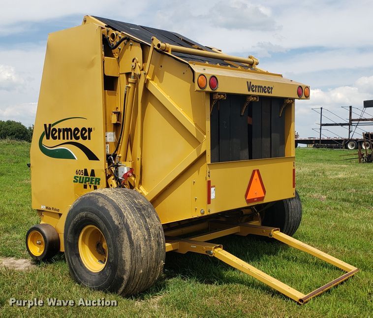 image for item DH4530 2011 Vermeer 605 Super M round baler