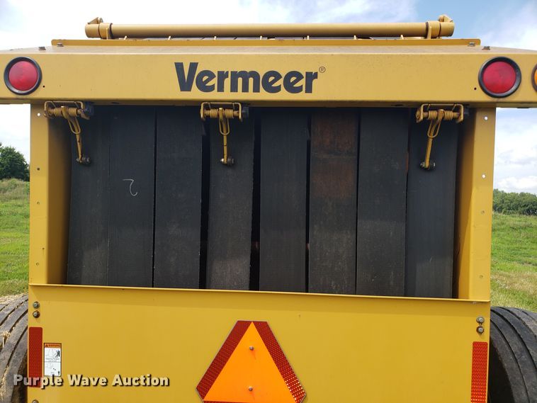 image for item DH4530 2011 Vermeer 605 Super M round baler