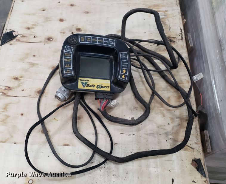 image for item DH4530 2011 Vermeer 605 Super M round baler