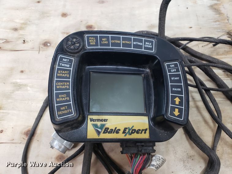 image for item DH4530 2011 Vermeer 605 Super M round baler