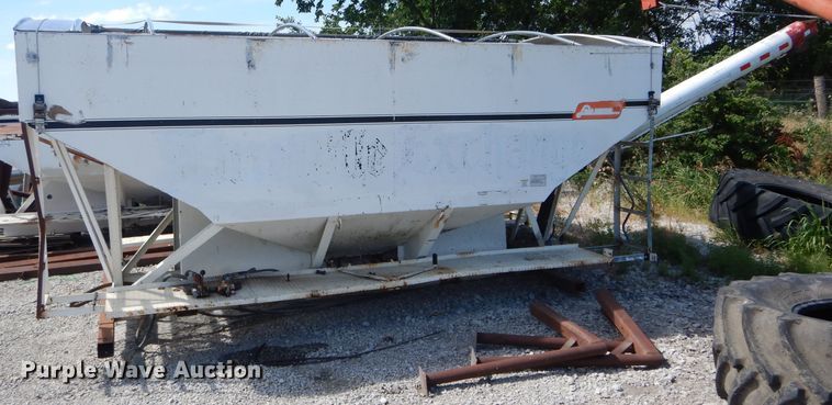 image for item DH5999 Willmar Load Runner 16 fertilizer tender bed