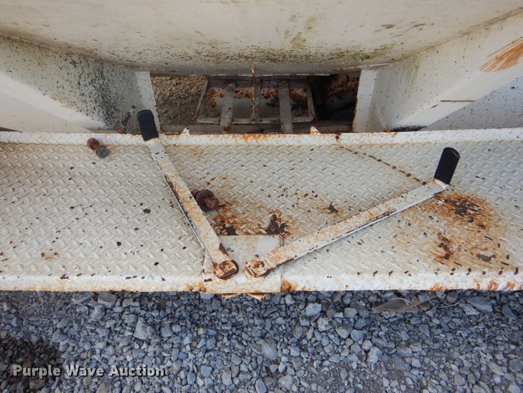 image for item DH5999 Willmar Load Runner 16 fertilizer tender bed