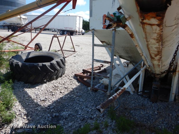 image for item DH5999 Willmar Load Runner 16 fertilizer tender bed