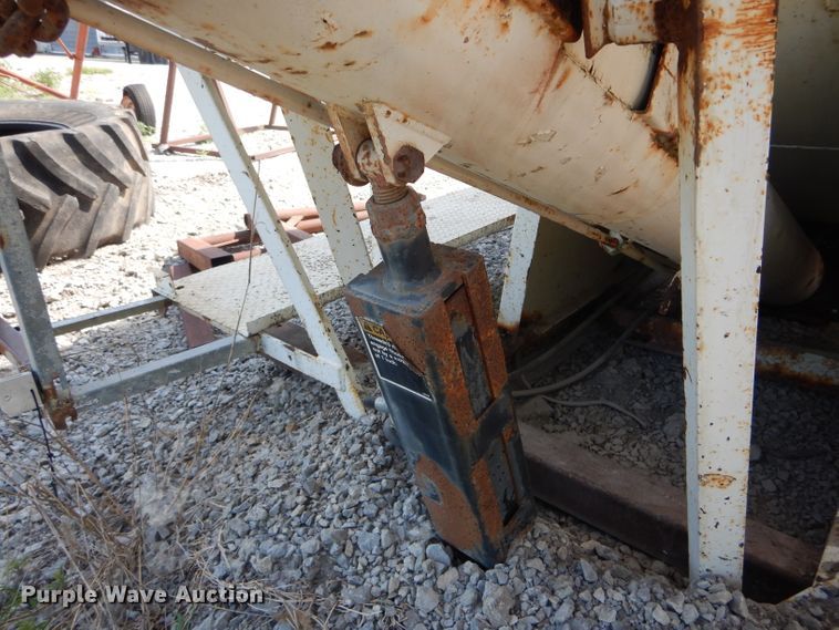 image for item DH5999 Willmar Load Runner 16 fertilizer tender bed