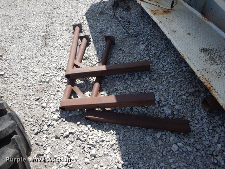 image for item DH5999 Willmar Load Runner 16 fertilizer tender bed