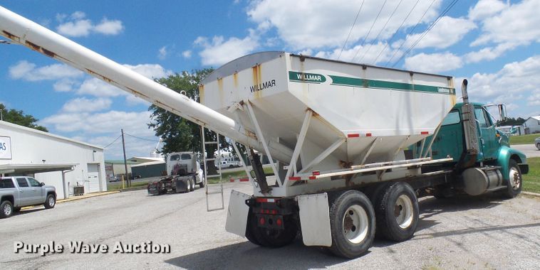 image for item DI0557 1997 International 8200 tender truck