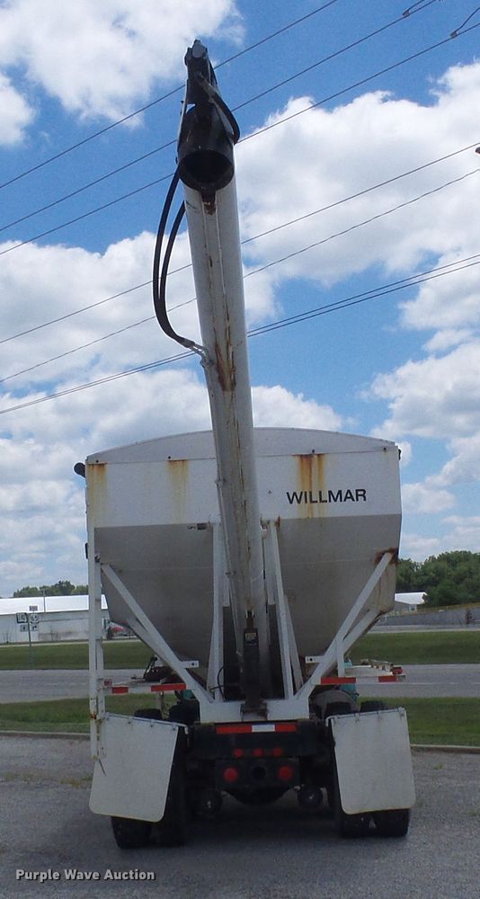 image for item DI0557 1997 International 8200 tender truck