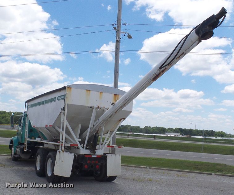 image for item DI0557 1997 International 8200 tender truck