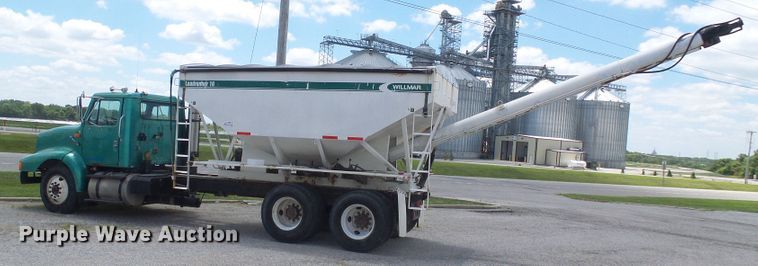 image for item DI0557 1997 International 8200 tender truck