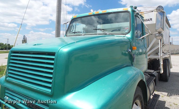 image for item DI0557 1997 International 8200 tender truck